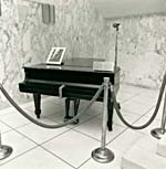 Photo du piano Steinway, exposé à la Bibliothèque nationale du Canada