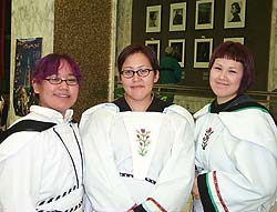 Photo de Karen Panigoniak, Bernice Niakrok et Inuujaq Dean, étudiantes du programme de formation Nunavut Sivuniksavu, Ottawa, novembre 2002