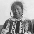 Photo de Miali Aarjuaq vêtue d'un parka en peau de caribou avec un capuchon, Pond Inlet (Mittimatalik/Tununiq), Nunavut, 1923