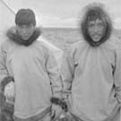 Photo de deux hommes inuits, Cambridge Bay (Iqaluktuuttiaq), Nunavut, vers 1947