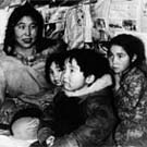 Photo de la famille Arnakallak's dans leur maison. De gauche à droite : Qaumajuq, Piipi Nasaq, Jonathan, Rhoda et Arnakallak, Pond Inlet (Mittimatalik/Tununiq), Nunavut, vers 1940-1944