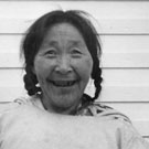 Photo des soeurs Nujaaqtu, deux femmes inuites âgées souriant. Atuat est à gauche, Arctic Bay (Ikpiarjuk/Tununirusiq), Nunavut, 1950