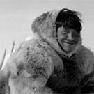 Photo d'un homme inuit qui semble travailler sur son traîneau, Pelly Bay (Arvilikjuaq), Nunavut, 1953