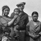 Photo d'un groupe de femmes et d'enfants inuits, en campagnie d'un homme blanc, Kimmirut (anciennement Lake Harbour), Nunavut, 1937