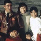 Photo d'un groupe d'Inuits constitué d'un homme, de femmes et d'enfants, sur le pont d'un bateau pour une expédition dans l'Est de l'Arctique, Nunavut, 1958