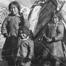 Photo d'un homme inuit, Kaktoo, et sa famille devant leur tente, Craig Harbour, Nunavut, 1922