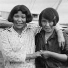 Photo de deux jeunes filles inuites, Ruth Enoch et Sarah Ross, lieu inconnu, Nunavut, 1929