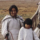 Photo de trois jeunes filles inuites devant une tente, dans les environs de Clyde River (Kangiqtugaapik), Nunavut, sans date