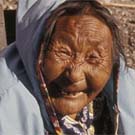 Photo d'une femme âgée inuite souriant, Arctic Bay,  (Ikpiarjuk/Tuninirusiq), Nunavut, vers 1974