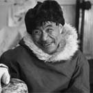 Photo d'un sculpteur inuit dans un atelier d'imprimerie, Cape Dorset, (Kinngait), Nunavut, avril 1968