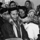 Photo d'un groupe de gens se rencontrant dans un centre communautaire, Pangnirtung (Pangnirtuuq), Nunavut, 1965