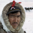 Photo couleur d'un homme inuit vêtu d'un parka en fourrure avec un capuchon, Igloolik (Iglulik), Nunavut, mai 1965